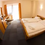 Hotel M1 Szeker Csarda Es Etterem Obarok