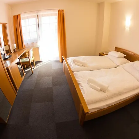 Hotel M1 Szeker Csarda Es Etterem Obarok